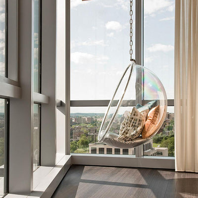 Tel un ballon, la chaise Bubble flotte dans les airs et laisse passer la lumière par sa coquille en acrylique. Elle est inspirée d'une célèbre chaise suspendue de Aarnio datant de 1968.