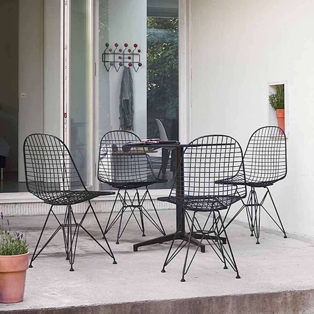 Inspirée de la "Eiffel Chair" de Charles et Ray en 1950, Nüspace vous propose un retour aux sources avec la chaise Eiffel Wire DKR5 toute faite de méta