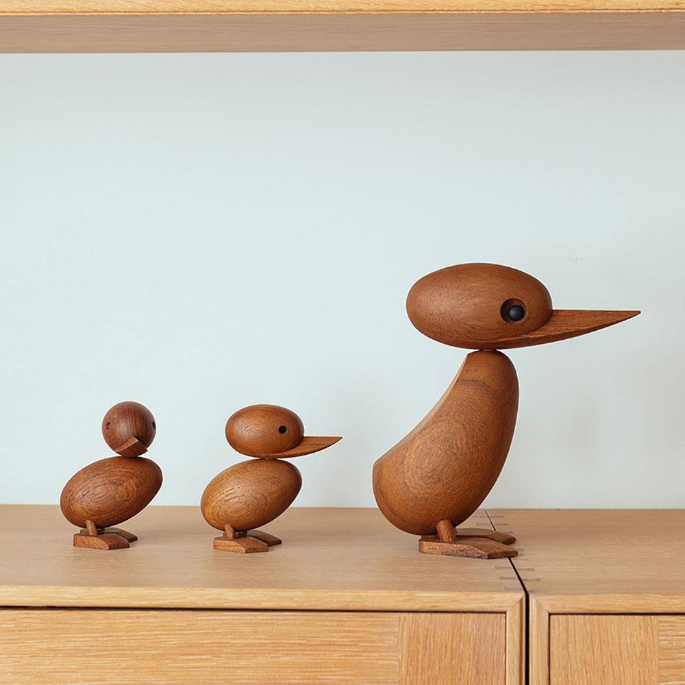 La maman canard et le caneton sont un duo sympathique et ce sont aussi de beaux objets en bois de design à eux seuls. Leurs têtes sont orientables, il est donc possible de changer leur expression et leur posture.