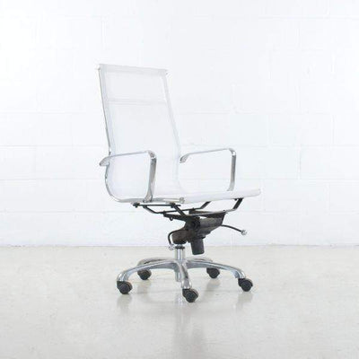 Cette chaise de bureau inspirée de la Group Executive Mesh de Charles et Ray possède une allure qui en fait un incontournable chez Nüspace. Son confort est optimal et vous permet de pouvoir rester assis à votre bureau sans ressentir de douleur au dos