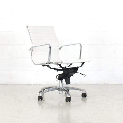 Cette chaise de bureau inspirée de la Group Management de Charles et Ray possède une allure qui en fait un incontournable chez Nüspace. Son confort est optimal et vous permet de pouvoir rester assis à votre bureau sans ressentir de douleur au dos