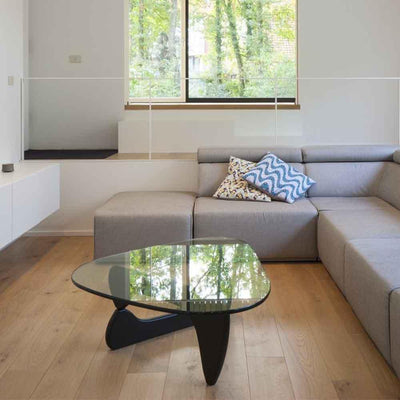 Caractérisée par un plateau de verre épais reposant sur deux pieds en bois identiques posés en angle droit, la table Noguchi est visuellement aérienne et demeure être une table incontournable pour votre salon.