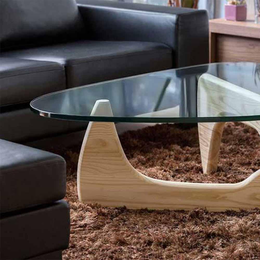 Caractérisée par un plateau de verre épais reposant sur deux pieds en bois identiques posés en angle droit, la table Noguchi est visuellement aérienne et demeure être une table incontournable pour votre salon.