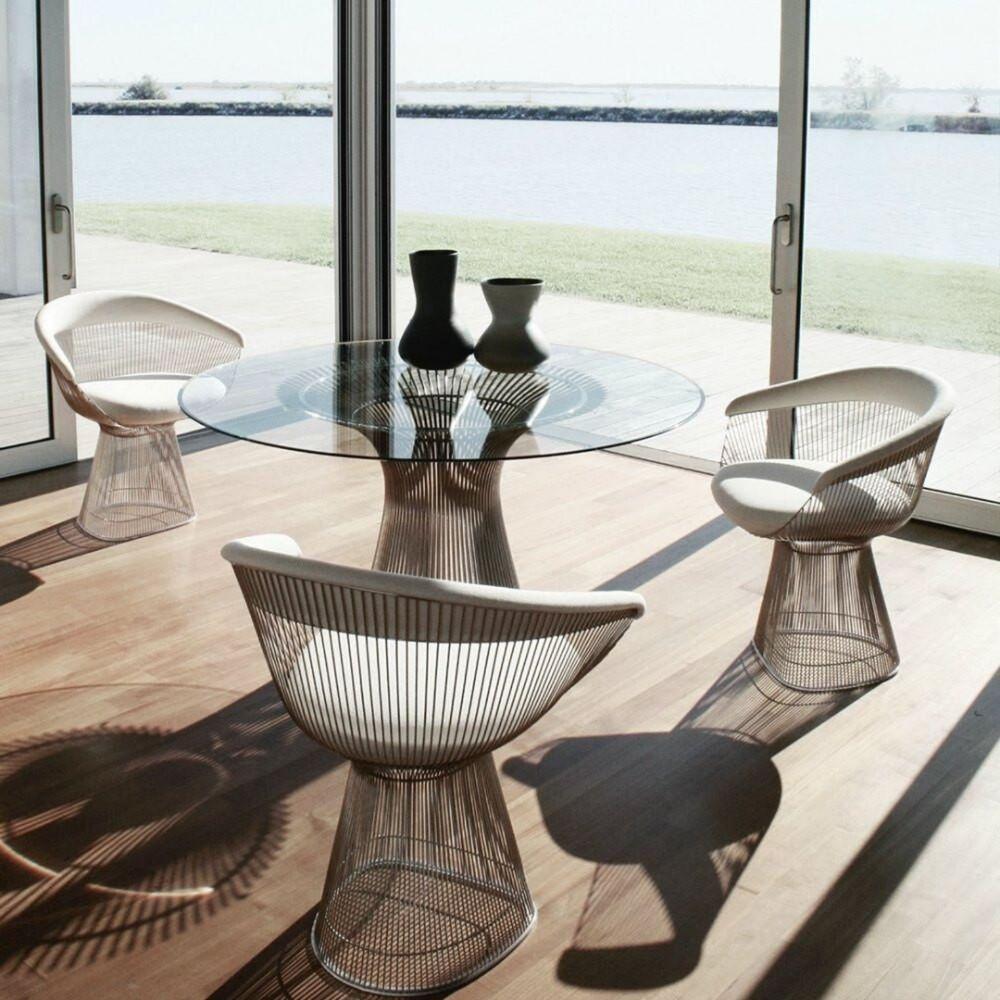 Icône incontournable du design des années 60, cette reproduction de la table à dîner Platner du designer Warren Platner est une pièce sculpturale et élégante qui fera rayonner votre intérieur