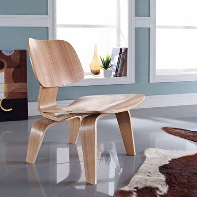 Inspirée de la chaise LCW de Charles et Ray, la LCW en contreplaqué est une beauté naturelle ! Ses courbes magnifiquement conçues en contreplaqué de noyer ou chêne lui permettent de se fondre dans n'importe quel décor