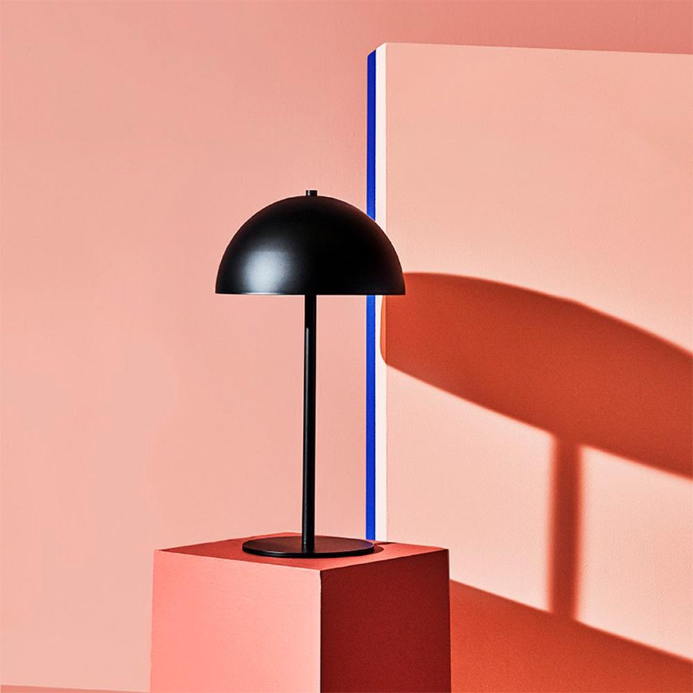 La lampe de table Rocio est dotée d'un luminaire en forme de demi-sphère et d'une finition mate moderne.