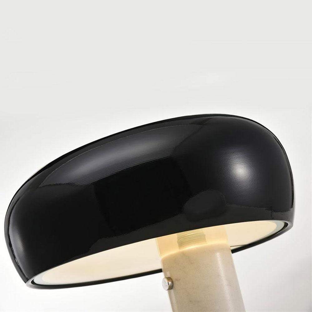 La lampe de table Snoopy donne une lumière directe avec un réflecteur en métal émaillé et un socle en marbre blanc. Cette reproduction a été conçue par Achille et Pier Giacomo Castiglioni en 1967.