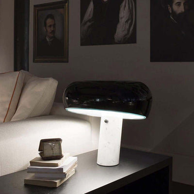 La lampe de table Snoopy donne une lumière directe avec un réflecteur en métal émaillé et un socle en marbre blanc. Cette reproduction a été conçue par Achille et Pier Giacomo Castiglioni en 1967.