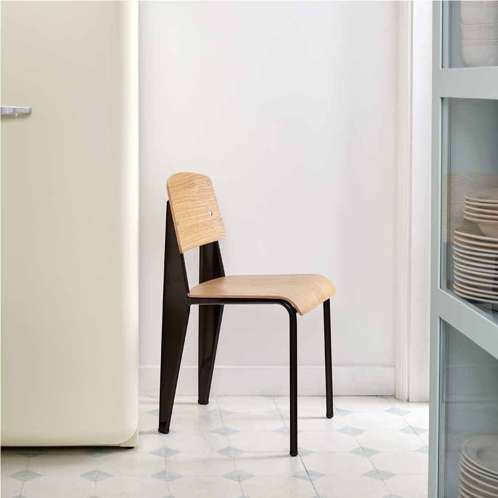 Son look écolier parfaitement assumé est disponible en plusieurs finitions et couleurs, la chaise de salle à manger Standard trouvera une place d'exception autour de votre table.