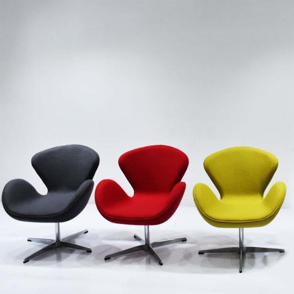 Formes douces et réconfortantes pour le fauteuil Swan chez Nüspace. Inspiré de l'icône "Swan Chair" de Arne Jacobsen en 1958, il présente un travail formel novateur des années Pop ou la courbe remplace la ligne droite