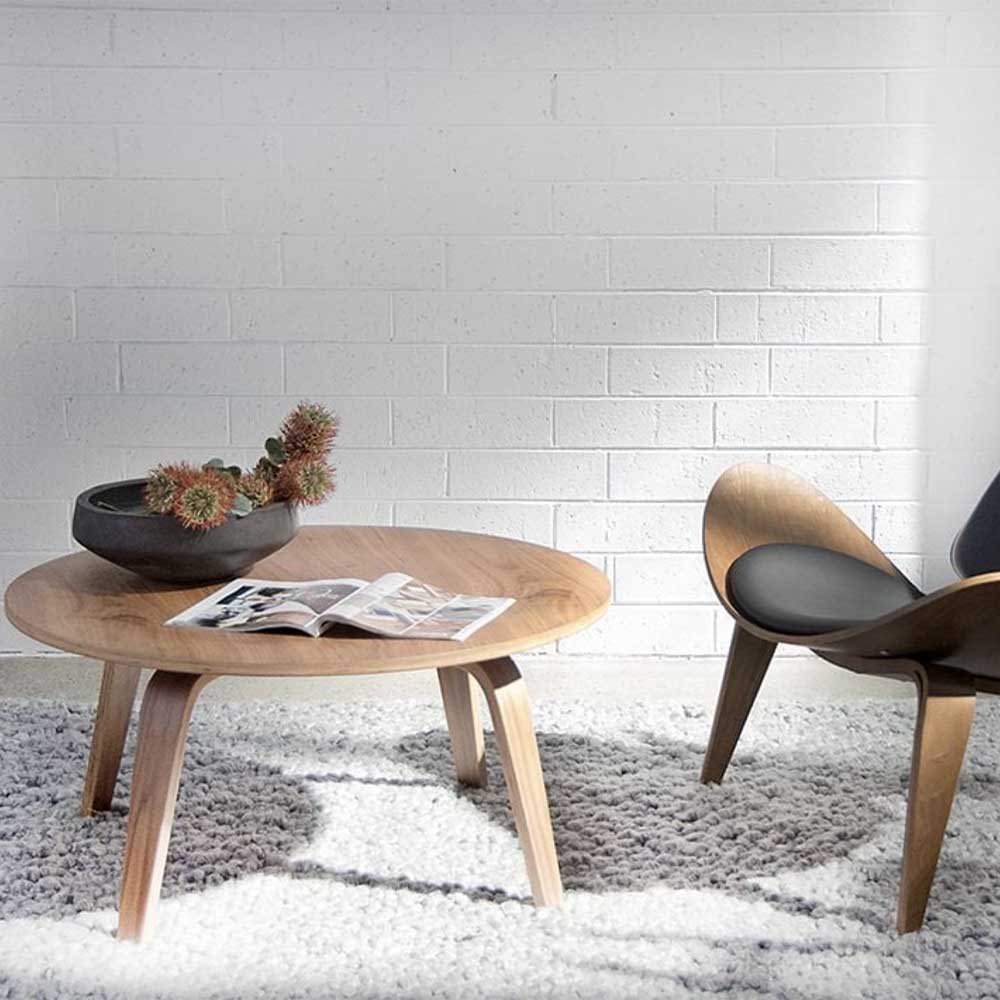 Un classique du "Mid-Century", la table Plywood est inspirée de Charles et Ray. Fabriquée de contreplaqué chauffé et moulé, elle est d'un design intemporel à avoir chez soi.