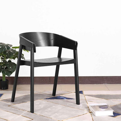 La chaise Cover d'inspiration du siècle dernier est un véritable bijou en bois. Les détails de ces accoudoirs lui offrent une esthétique des plus atypiques. Cette chaise s'accordera avec votre table à dîner ou votre bureau.