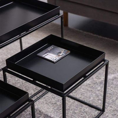 La table d'appoint métallique Tray est un meuble multifonctionnel qui s'adapte facilement à vos besoins. Avec son plateau, la table Tray peut servir de table de chevet ou de table basse.