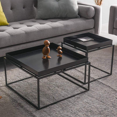 La table à café métallique Tray est un meuble multifonctionnel qui s'adapte facilement à vos besoins. Avec son plateau, la table Tray peut servir de table à café ou de table basse.