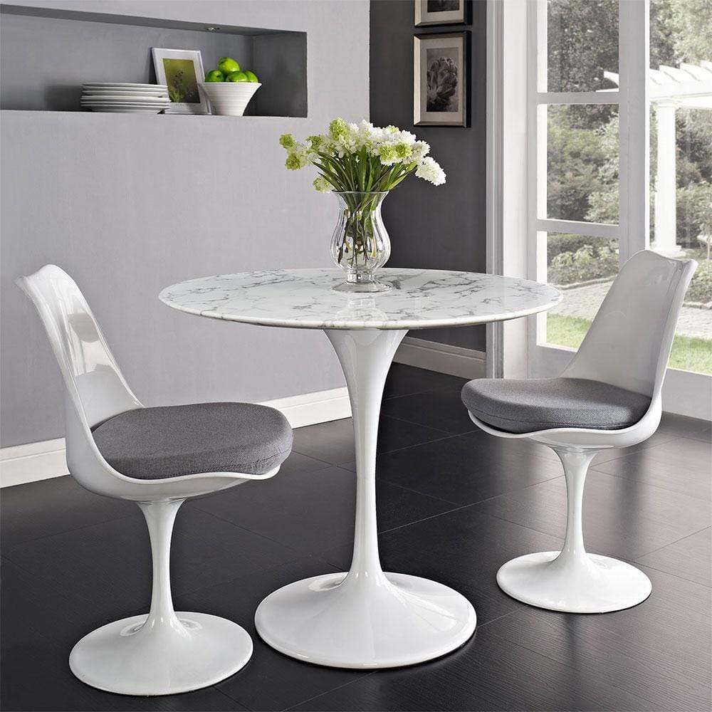 Inspirée de la célèbre icône de design crée par Saarinen en 1956, voici la table Tulipe. L'utilisation d'un piètement central permet aux convives de pouvoir se placer librement autour de la table sans être gêné par quatre pieds.