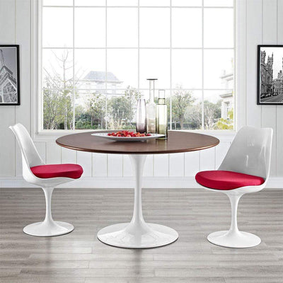 Inspirée de la célèbre icône de design crée par Saarinen en 1956, voici la table Tulipe. L'utilisation d'un piètement central permet aux convives de pouvoir se placer librement autour de la table sans être gêné par quatre pieds.