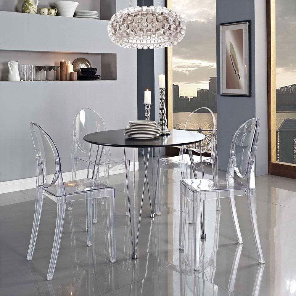 La chaise à dîner Ghost chez Nüspace s'inspire de la célèbre Victoria Ghost de Philippe Starck de 2002. Parfaitement adaptée pour l'intérieur ou l'extérieur, elle utilise le polycarbonate transparent pour se rendre visuellement légère et aérienne