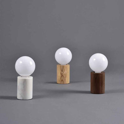 Minimale et sobre, la base de lampe Jiar, en marbre ou en bois, vous permettra de changer d'ampoule au grès des humeurs et de mettre en vedette vos globes incandescents les plus rétro.