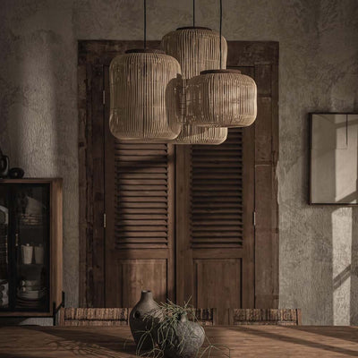 La lampe suspendue Barrel a la force de pouvoir être une inspiration, un objet de décoration qui raconte une histoire. Lorsque Barrel est dans une pièce, elle amène du caractère et l’ambiance est tout de suite apaisante.