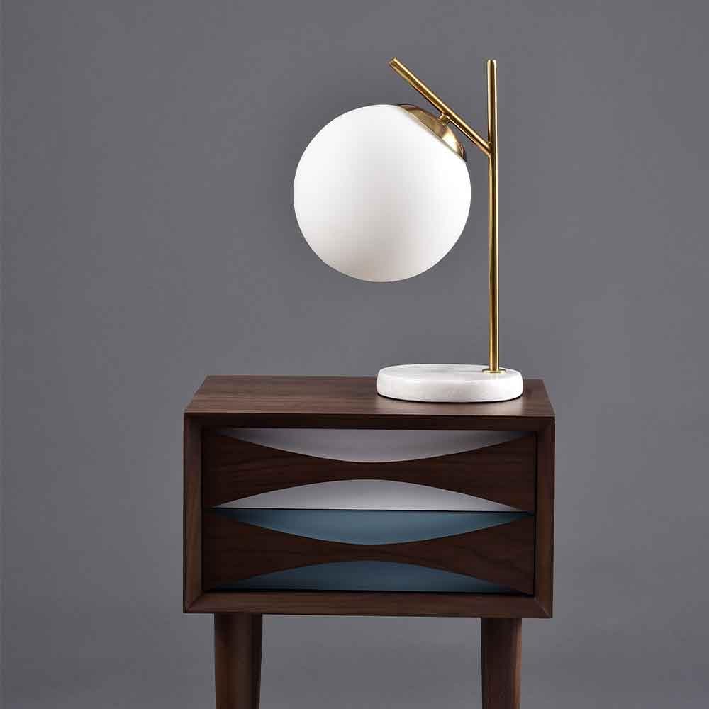 Dans l'air du temps et à la fois intemporelle, la lampe de table Oda fera les beaux jours de votre salon ou de votre chambre à coucher, une signature décorative éloquente.