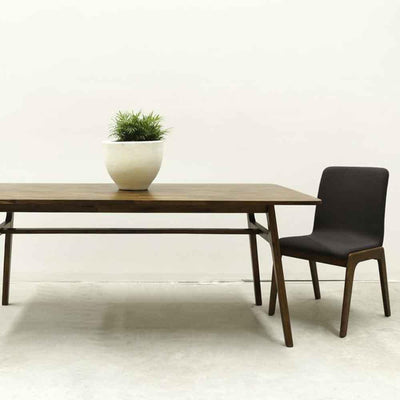 Remix est une collection de meubles en bois massif d'acacia aux accents chauds et d'inspiration Mid-Century. Ici la table à dîner, moderne et complètement retro à la fois, aux formes délicates.