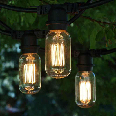 Le vintage à l'honneur grâce à cette collection d'ampoules au design retro ! Le verre est légèrement teinté et la forme du filament est travaillée de manière à rendre l'éclairage plus chaleureux et vivant.