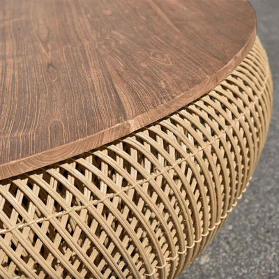 Fabriquée à partir de matériaux naturels d'origine éthique, la table à café Wave est pleine de caractère et d'histoire, et sert également d'espace de rangement. Le plateau est en teck recyclé robuste et la base est en rotin tressé traditionnel.