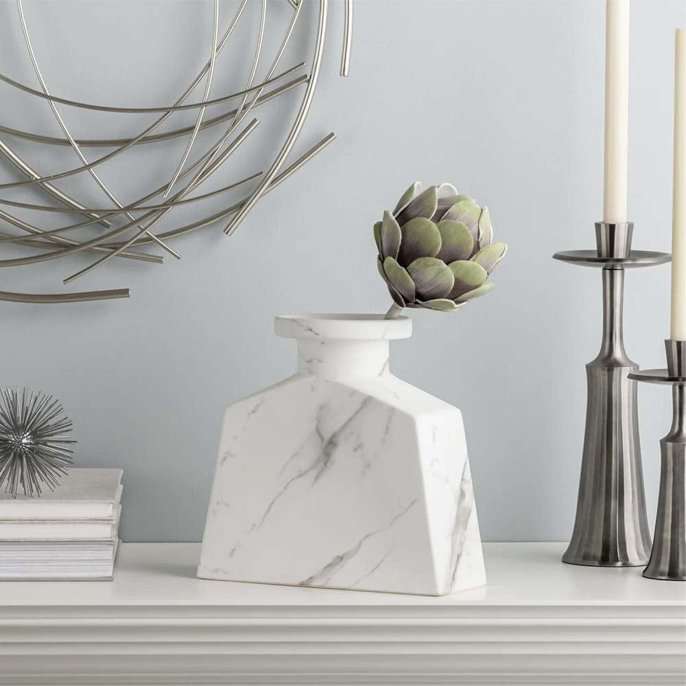 Vase Aris : céramique de haute qualité et motif marbré pour une esthétique raffinée. Faites de cet accessoire une pièce sculpturale autonome ou mettez-le en valeur avec des fleurs fraîches ou artificielles.