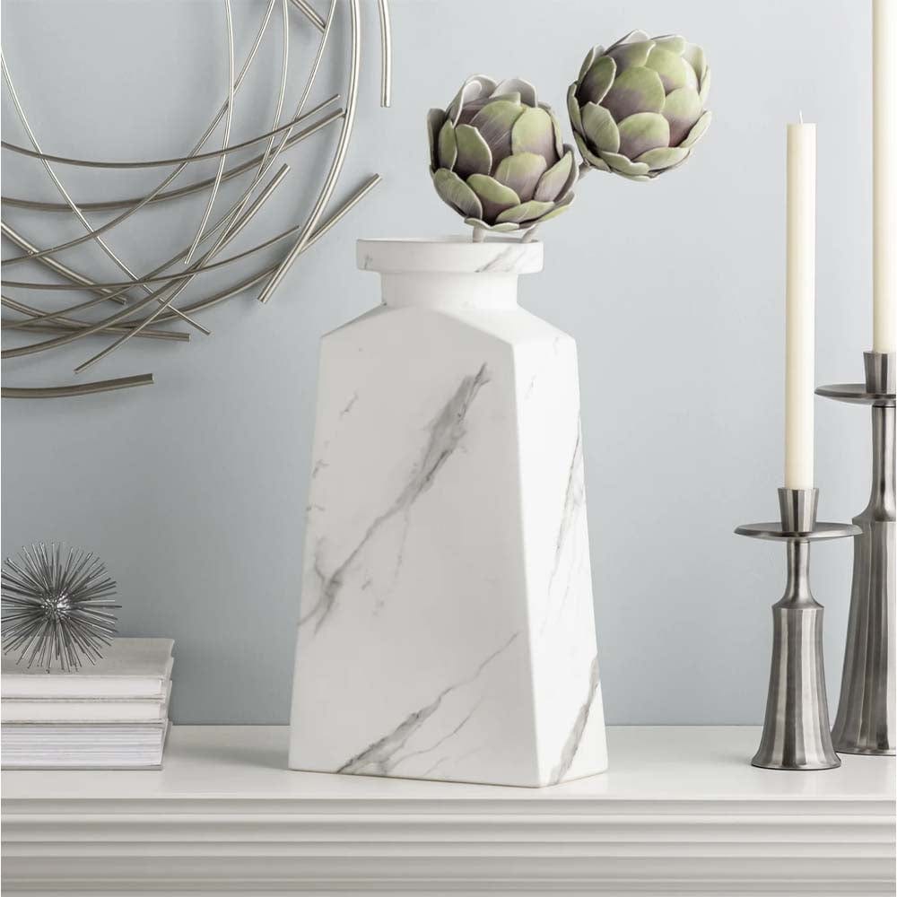Ajoutez une touche de beauté à votre espace avec cet élégant vase en céramique à motif de marbre. Avec sa forme unique rappelle l'histoire et cet accent décoratif est parfait pour les fleurs fraîches ou artificielles