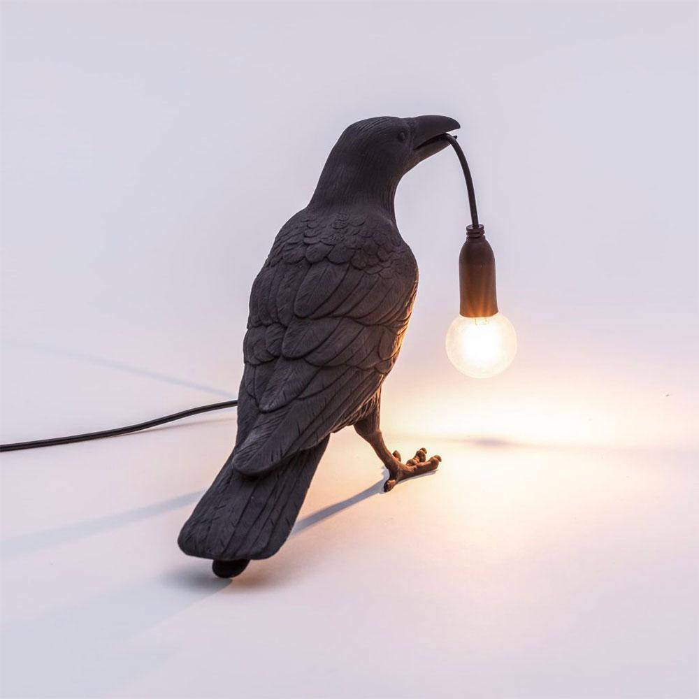 Explorez un univers onirique avec le corbeau de Seletti : une sculpture-lampe qui crée une ambiance fantastique et poétique dans votre maison.