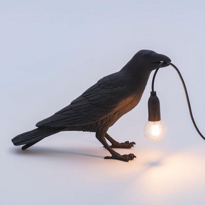 Comme dans un conte de fées, le corbeau vous éclaire pour que vous puissiez trouver votre propre chemin. Ce corbeau noir, qui fait office de lampe de table et de chevet, est réalisé par Marcantonio, de Seletti.
