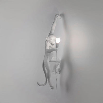 Cette lampe de Seletti en forme de singe au réalisme troublant est faite de résine blanche, ce qui lui confère une allure douce et raffinée