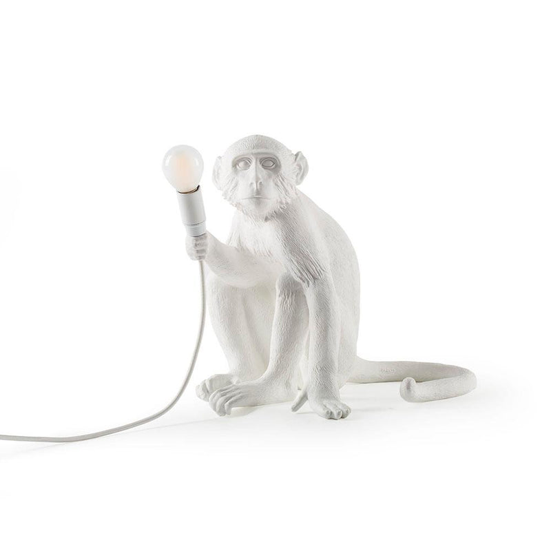 Plongez au cœur de la jungle avec la lampe de table Singe assis blanche de Seletti : une création unique inspirée de la nature et de l&