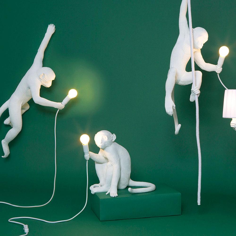 Ajoutez une touche de poésie à votre intérieur avec la lampe de table Singe assis blanche de Seletti : une sculpture lumineuse qui captive l'imagination et apporte une ambiance chaleureuse.