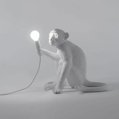 La collection de luminaires Monkey de Seletti investit votre intérieur et vous plonge dans l'univers de la jungle, tout en poésie. Cette lampe en forme de singe au réalisme troublant est faite de résine