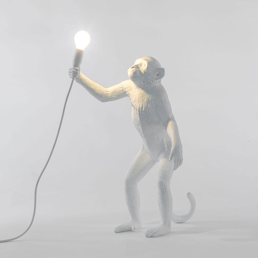 Cette lampe de Seletti en forme de singe au réalisme troublant est faite de résine blanche, ce qui lui confère une allure douce et raffinée