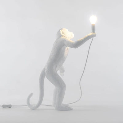 Ajoutez une touche de grâce sauvage à votre espace avec la lampe de table Monkey blanche de Seletti, une sculpture lumineuse éblouissante.