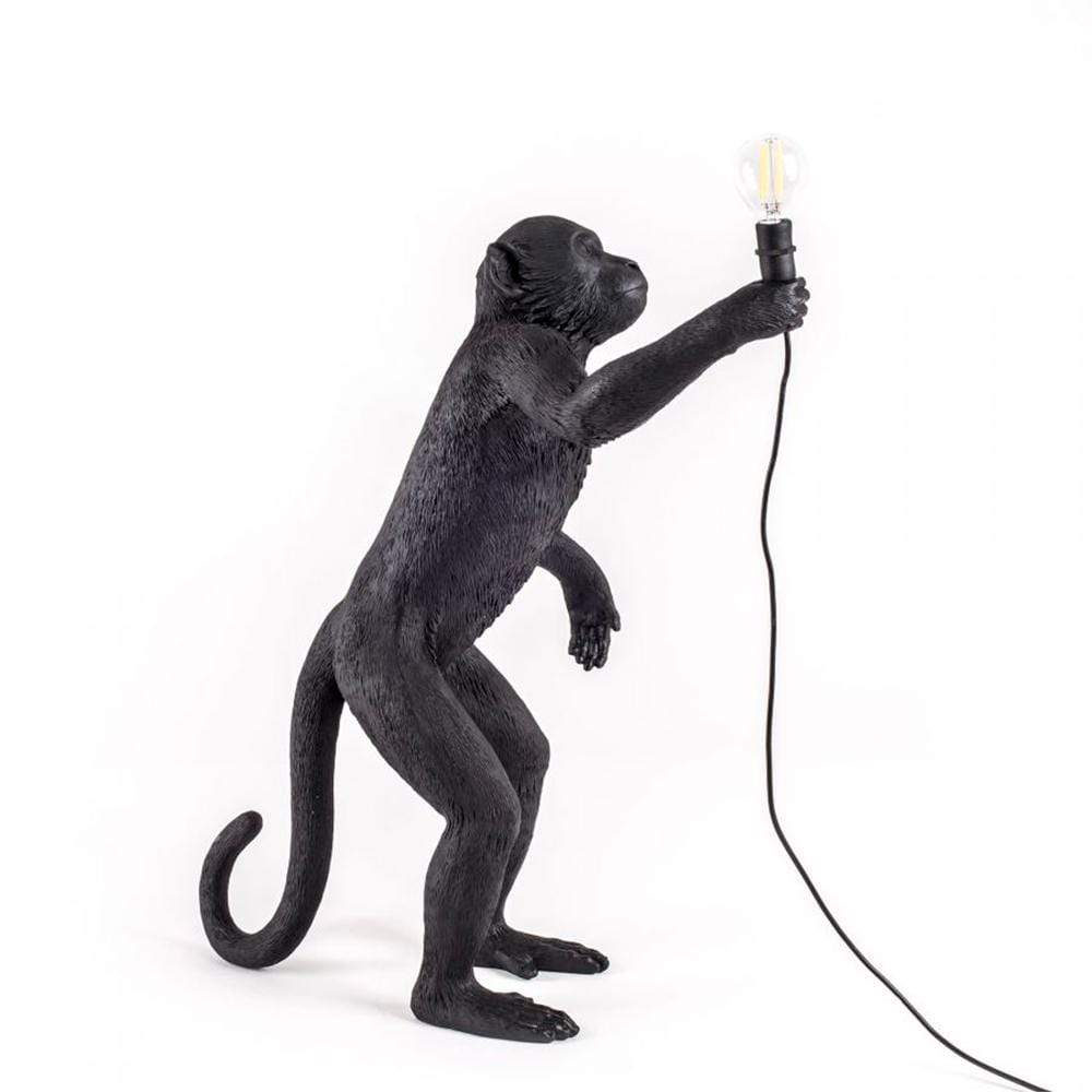Explorez la frontière entre art et fonctionnalité avec la lampe de table Singe debout noire : une pièce maîtresse qui captive les sens.