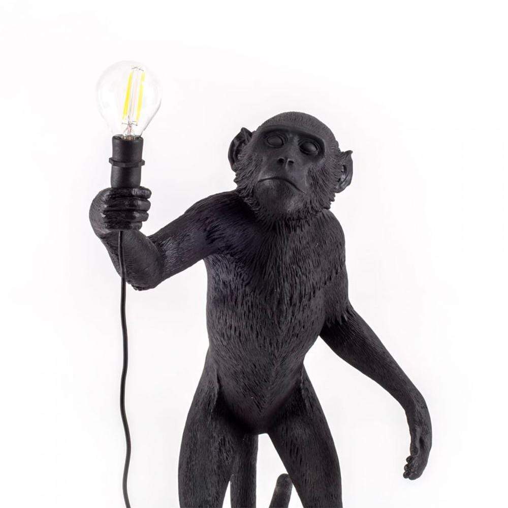 Cette lampe en forme de singe au réalisme troublant est faite de résine enduite d'une peinture à l'épreuve de l'eau, ce qui lui confère une allure chic et racée idéale pour l'extérieur