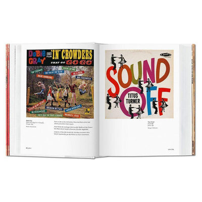 Plongez dans l'univers visuel du vinyle avec "1000 Record Covers" de Taschen. Célébrant les pochettes iconiques des années 60 à 90, cet ouvrage offre une étagère virtuelle d'art musical, capturant l'évolution du design et de la culture populaire.