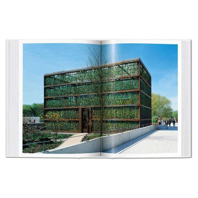 Explorez l'architecture durable avec "Green Architecture" de Taschen. Projets contemporains de Gehry à Foster, dévoilés avec plans, photos et analyses.