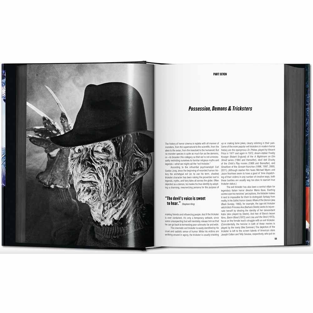 "Horror Cinema" de Taschen : Une lecture incontournable pour les amateurs de frissons. Cette édition révisée explore en profondeur 50 chefs-d'œuvre du cinéma d'horreur, analysant les thèmes et motifs sur près de 600 pages.