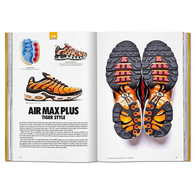 'The Ultimate Sneaker Book' de Taschen redéfinit le genre. Avec Sneaker Freaker, explorez l'évolution des baskets à travers des photos inédites et des détails historiques, plongeant dans une célébration totale de la culture sneaker.