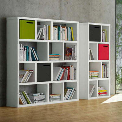 Berlin 004 de TemaHome est une bibliothèque unique qui n'aime pas le statu quo, elle préfère créer des compartiments carrés et rectangulaires pour accueillir parfaitement les livres et la décoration du salon.