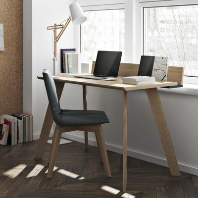 Le bureau Loft de Tema Home, avec son style hautement scandinave fera les beaux jours de votre salon avec son design épuré et élégant. Il dispose d'une large fente sur le dessus permettant de disposer tablettes