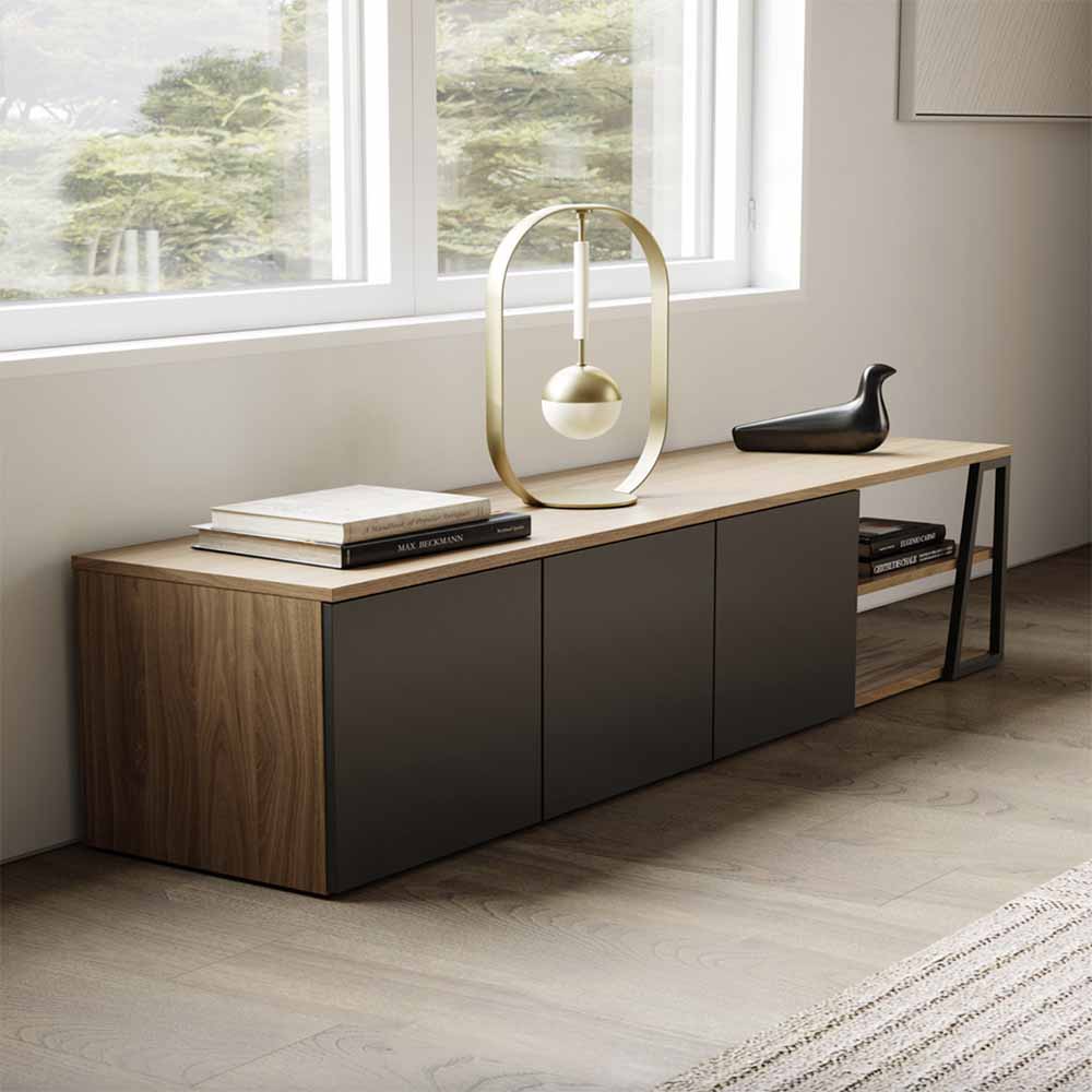 Avec son design dynamique, le meuble TV Albi de Tema Home, grâce à ses 3 portes et ses 2 niches, accueille vos derniers équipements multimédia