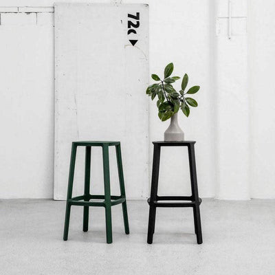 La collection Cadrea de TOOU Design reprend la forme bien connue d'une chaise de bistrot, dont elle conserve le confort et la facilité de manipulation d'un objet d'usage quotidien, associés à la fraîcheur d'un design contemporain entièrement rénové.