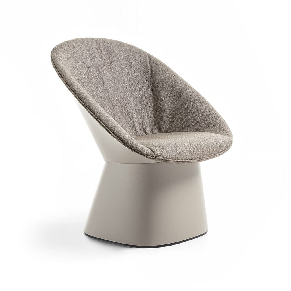 Sensu par TOOU Design, chaise lounge d'intérieur et d'extérieur, brun clair