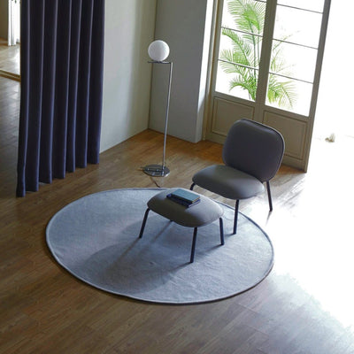 Conçue avec une double fonction, pour les espaces privés et publics, la collection Tasca se compose d'une chaise et d'un repose-pieds, caractérisés par un design moderne et une élégance irrésistible et intemporelle.
