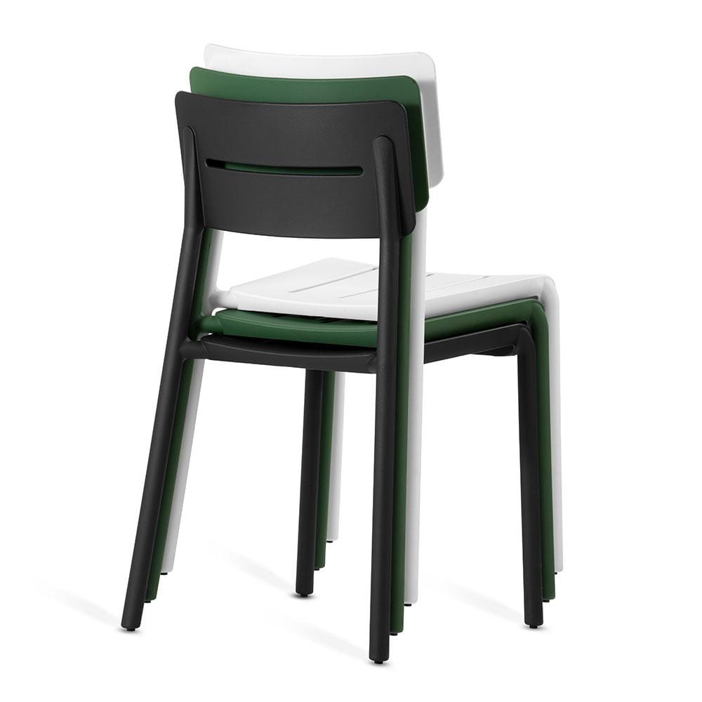 La chaise OUTO 11 de TOOU s'empile facilement. Le matériau imperméable et résistant aux UV est façonné en une collection de sièges aux dimensions généreuses, mais légers et faciles à manipuler.